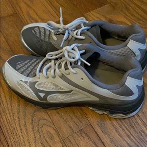 Mizuno volleyball shoes size 8 GUC!